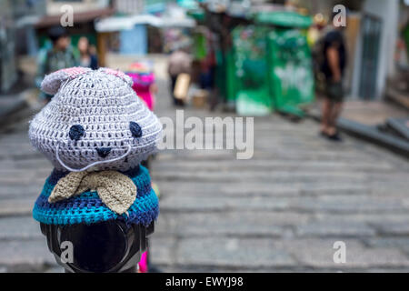 Garn-Bombardierung Werke der Künstlerin Esther Poon auf Pottinger Street, in Hongkong, Central. Stockfoto