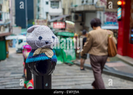 Garn-Bombardierung Werke der Künstlerin Esther Poon auf Pottinger Street, in Hongkong, Central. Stockfoto