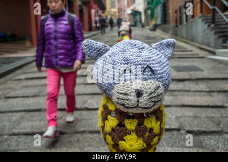 Garn-Bombardierung Werke der Künstlerin Esther Poon auf Pottinger Street, in Hongkong, Central. Stockfoto