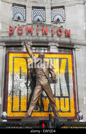 Oktober 2010-Statue von Freddie Mercury auf Dominion Theatre in Tottenham Court Road für die "Wir werden Rock Sie musikalische" Stockfoto