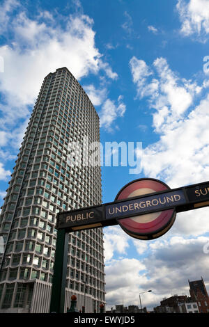 Eingang zur Tottenham Court Road u mit Centrepoint Gebäude im Hintergrund, London, England Stockfoto