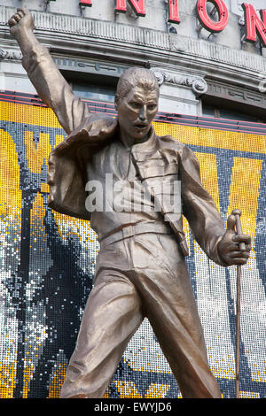 Oktober 2010-Statue von Freddie Mercury auf Dominion Theatre in Tottenham Court Road für die "Wir werden Rock Sie musikalische" Stockfoto