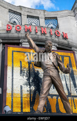 Oktober 2010-Statue von Freddie Mercury auf Dominion Theatre in Tottenham Court Road für die "Wir werden Rock Sie musikalische" Stockfoto