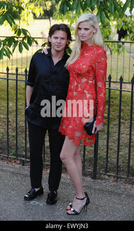 London, UK, UK. 2. Juli 2015. Lara Stone besucht die Serpentine Gallery-Sommerfest in der Serpentine Gallery. Bildnachweis: Ferdaus Shamim/ZUMA Draht/Alamy Live-Nachrichten Stockfoto