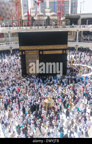 Mekka, SAUDI Arabien-MAC 09, 2015: Weitwinkelaufnahme des muslimischen Pilger umrunden die Kaaba gegen den Uhrzeigersinn an Masjidil Hara Stockfoto