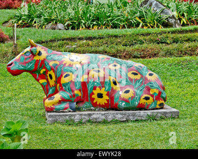 Eine Kuh bemalt mit Blumen in einem Blumengarten in Boquete Chiriqui, Panama, am 12. Dezember 2006. Stockfoto