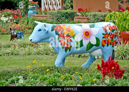 Eine Kuh bemalt mit Blumen in einem Blumengarten in Boquete Chiriqui, Panama, am 12. Dezember 2006. Stockfoto