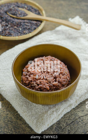 Gekochter Reis von Riceberry in Schüssel auf Holztisch Stockfoto