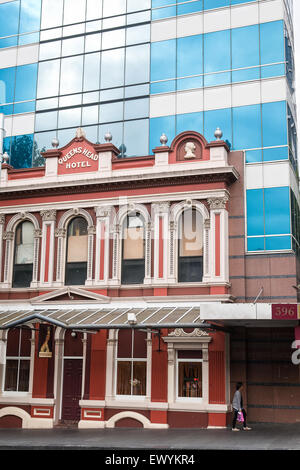 Queens Head, koloniale, alte viktorianische Gebäude und moderne gläserne Bürogebäude auf der Queen Street, CBD, Downtown, Auckland, Neuseeland Stockfoto