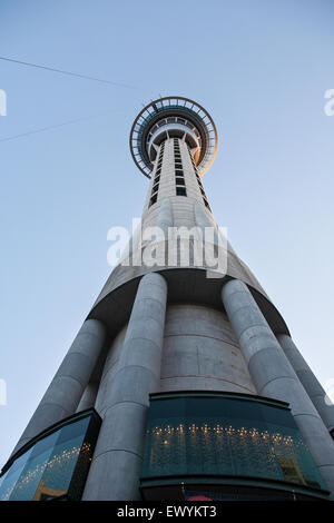 Blick auf Sky Tower aus direkt darunter. Auckland, Neuseeland