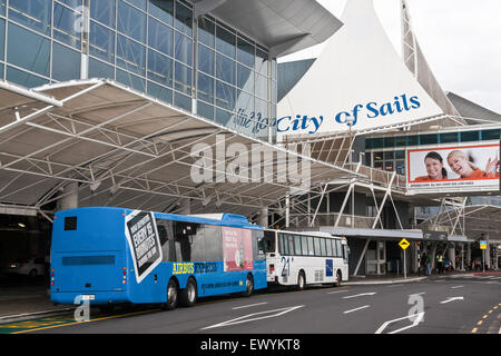 Shuttle-Busse außerhalb Flughafen Auckland, Auckland, City of Sails, New Zealand Stockfoto