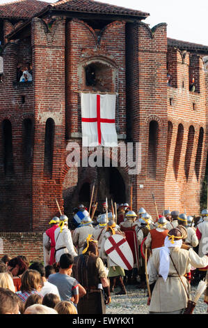 Italien, Lombardei, Soncino, Rocca Sforzesca, Schloss, Historisches Reenactment, mittelalterliche Soldat Stockfoto