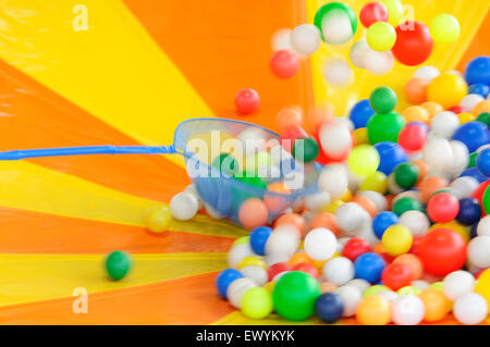 Bunten Plastikbällen im Vergnügungspark Stockfoto