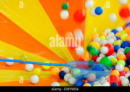 Bunten Plastikbällen im Vergnügungspark Stockfoto