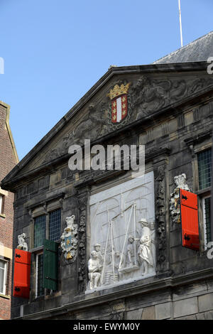 Fassade des Goudse Waag (das Wiegen Haus) Gouda, Niederlande. Das Gebäude wurde im Jahre 1668 erbaut und hat eine Bas-Relief-de Stockfoto