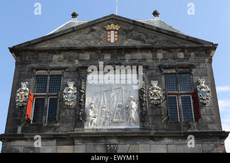 Fassade des Goudse Waag (das Wiegen Haus) Gouda, Niederlande. Das Gebäude wurde im Jahre 1668 erbaut und hat eine Bas-Relief-de Stockfoto