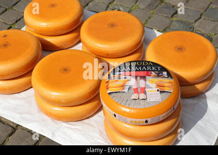 Räder der Käse für den Verkauf auf Gouda Käsemarkt in Gouda, Niederlande. Stockfoto