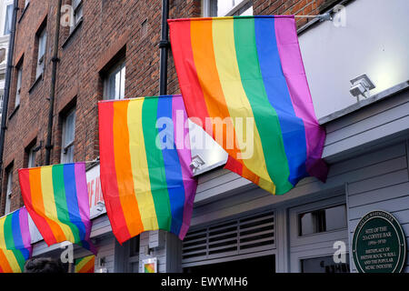 Gay Fahnen über einem Pub in Soho, London Stockfoto