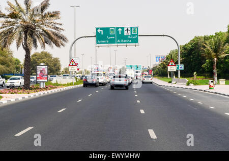 Wenig Verkehr auf den Straßen von Dubai, Vereinigte Arabische Emirate Stockfoto