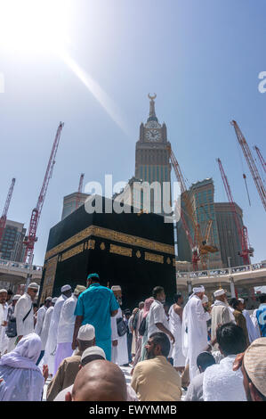 Mekka, SAUDI Arabien - 13. März 2015: Kaaba mit Abraj Al Bait (Royal Clock Tower) Hintergrund. Stockfoto