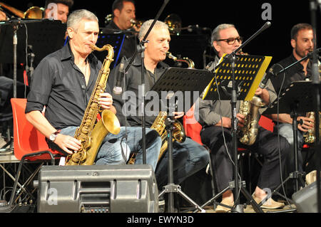 Pozzuoli, Italien. 2. Juli 2015. Live-Musik in Pozzuoli, Tribunal Nebel Jazzband live in Pozzuoli für die berühmten "Pozzuoli Jazz Festival 2015". Pozzuoli Jazz Festival (PJF) ist ein Festival der Musik Jazz, statt in der Stadt Pozzuoli; Es besteht aus einer Reihe von Konzerten mit Künstlern von internationalem Ruf italienischen und ausländischen Gäste, die in bedeutende Orte von Pozzuoli und die Campi Flegrei gehalten werden. © Paola Visone/Pacific Press/Alamy Live-Nachrichten Stockfoto