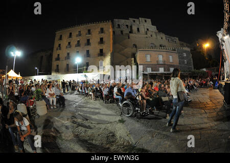 Pozzuoli, Italien. 2. Juli 2015. Live-Musik in Pozzuoli, Tribunal Nebel Jazzband live in Pozzuoli für die berühmten "Pozzuoli Jazz Festival 2015". Pozzuoli Jazz Festival (PJF) ist ein Festival der Musik Jazz, statt in der Stadt Pozzuoli; Es besteht aus einer Reihe von Konzerten mit Künstlern von internationalem Ruf italienischen und ausländischen Gäste, die in bedeutende Orte von Pozzuoli und die Campi Flegrei gehalten werden. © Paola Visone/Pacific Press/Alamy Live-Nachrichten Stockfoto