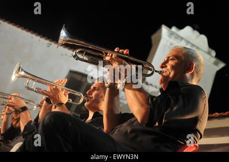 Pozzuoli, Italien. 2. Juli 2015. Live-Musik in Pozzuoli, Tribunal Nebel Jazzband live in Pozzuoli für die berühmten "Pozzuoli Jazz Festival 2015". Pozzuoli Jazz Festival (PJF) ist ein Festival der Musik Jazz, statt in der Stadt Pozzuoli; Es besteht aus einer Reihe von Konzerten mit Künstlern von internationalem Ruf italienischen und ausländischen Gäste, die in bedeutende Orte von Pozzuoli und die Campi Flegrei gehalten werden. © Paola Visone/Pacific Press/Alamy Live-Nachrichten Stockfoto