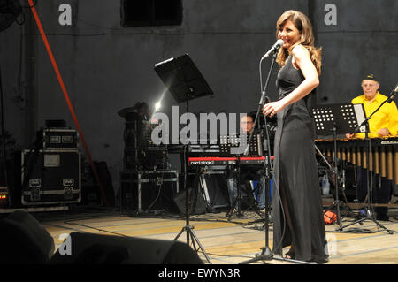 Pozzuoli, Italien. 2. Juli 2015. Live-Musik in Pozzuoli, Tribunal Nebel Jazzband live in Pozzuoli für die berühmten "Pozzuoli Jazz Festival 2015". Pozzuoli Jazz Festival (PJF) ist ein Festival der Musik Jazz, statt in der Stadt Pozzuoli; Es besteht aus einer Reihe von Konzerten mit Künstlern von internationalem Ruf italienischen und ausländischen Gäste, die in bedeutende Orte von Pozzuoli und die Campi Flegrei gehalten werden. © Paola Visone/Pacific Press/Alamy Live-Nachrichten Stockfoto