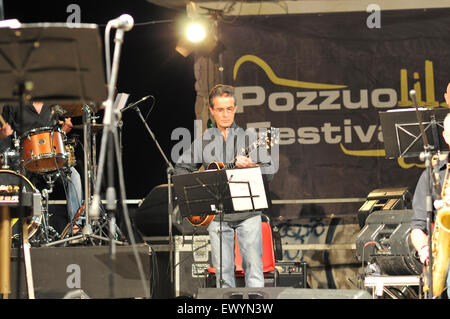 Pozzuoli, Italien. 2. Juli 2015. Live-Musik in Pozzuoli, Tribunal Nebel Jazzband live in Pozzuoli für die berühmten "Pozzuoli Jazz Festival 2015". Pozzuoli Jazz Festival (PJF) ist ein Festival der Musik Jazz, statt in der Stadt Pozzuoli; Es besteht aus einer Reihe von Konzerten mit Künstlern von internationalem Ruf italienischen und ausländischen Gäste, die in bedeutende Orte von Pozzuoli und die Campi Flegrei gehalten werden. © Paola Visone/Pacific Press/Alamy Live-Nachrichten Stockfoto