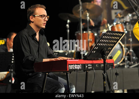 Pozzuoli, Italien. 2. Juli 2015. Live-Musik in Pozzuoli, Tribunal Nebel Jazzband live in Pozzuoli für die berühmten "Pozzuoli Jazz Festival 2015". Pozzuoli Jazz Festival (PJF) ist ein Festival der Musik Jazz, statt in der Stadt Pozzuoli; Es besteht aus einer Reihe von Konzerten mit Künstlern von internationalem Ruf italienischen und ausländischen Gäste, die in bedeutende Orte von Pozzuoli und die Campi Flegrei gehalten werden. © Paola Visone/Pacific Press/Alamy Live-Nachrichten Stockfoto