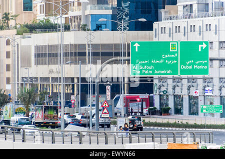 Straßen von Dubai UAE und Zeichen für Al Sufouh, Dubai Marina, The Palm Jumeirah Stockfoto