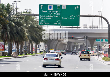 Straßen von Dubai, Vereinigte Arabische Emirate, und Zeichen, Marina, Abu Dhabi, Emirates Hills, Jumeirah Lake Towers Stockfoto