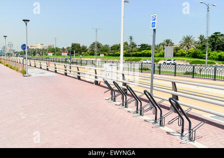 Leere Fahrrad Parkplätze in sehr heißen Dubai Stockfoto