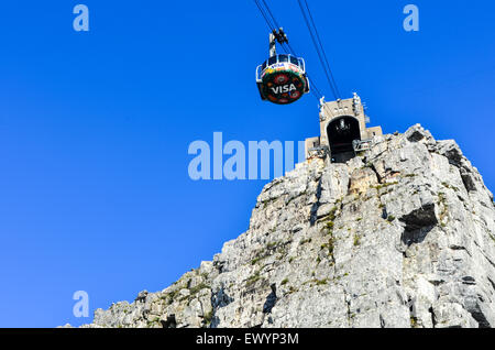 Seilbahn von der Table Mountain Luftseilbahn, Kapstadt, steigt in den Himmel über den Wolken Stockfoto