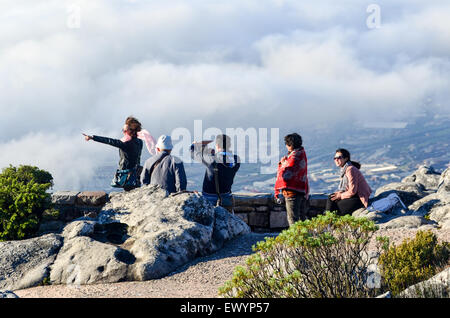 Chinesische Touristen auf der Oberseite Tafelberg mit Blick auf Kapstadt Stockfoto