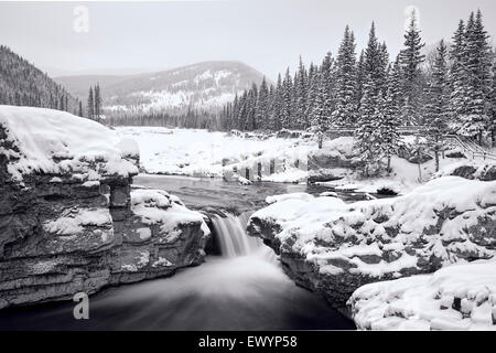 Bragg Creek, schwarz und weiß Winter Mountain Wasserfälle Stockfoto