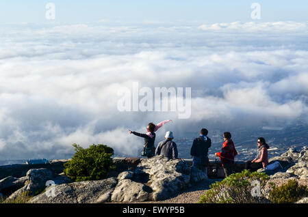 Chinesische Touristen auf der Oberseite Tafelberg mit Blick auf Kapstadt Stockfoto