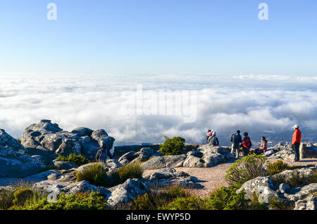 Chinesische Touristen auf der Oberseite Tafelberg mit Blick auf Kapstadt Stockfoto