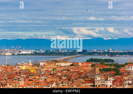 Brücke zwischen der Insel und Venedig Mestre, Italien Stockfoto