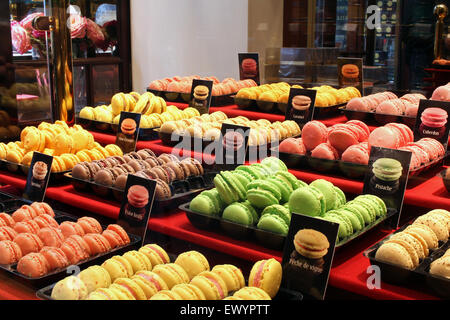 Traditionelle französische bunten Macarons in einem café Stockfoto