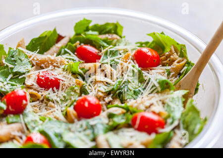 Nahaufnahme der Schüssel mit Huhn und Pasta Caesar Salat Stockfoto