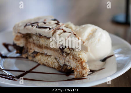 ein Stück Tiramisu-Kuchen mit Eis Stockfoto