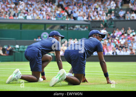 Wimbledon, Großbritannien. 2. Juli 2015. Das Tennisturnier von Wimbledon. Herren Einzel Zwischenrunde Spiel Ballboys Credit einsatzbereit: Action Plus Sport/Alamy Live News Stockfoto