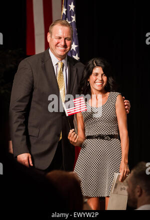 Turlock, Kalifornien, USA. 2. Juli 2015. Die Einbürgerung für etwa 70 neue US-Bürger wurde am CSU Stanislaus in Turlock CA Mittwoch, 1. Juli 2015 feierlich. Rep Jeff Denham, R-Turlock, lächelt für einen Fototermin mit auf der viele neue US-Bürger. © Marty Bicek/ZUMA Draht/Alamy Live-Nachrichten Stockfoto