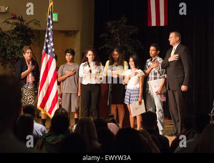 Turlock, Kalifornien, USA. 2. Juli 2015. Die Einbürgerung für etwa 70 neue US-Bürger wurde am CSU Stanislaus in Turlock CA Mittwoch, 1. Juli 2015 feierlich. Rep Jeff Denham, R-Turlock, heißt das Versprechen der Treue mit mehreren jüngeren neu. US-Bürger während der Zeremonie. © Marty Bicek/ZUMA Draht/Alamy Live-Nachrichten Stockfoto