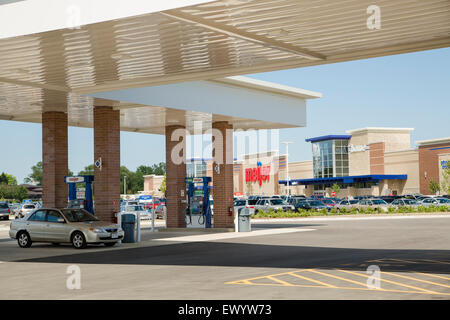 Eine Meijer Supermarkt Lebensmittelgeschäft Ladenkette mit einer Tankstelle in Wisconsin. Stockfoto