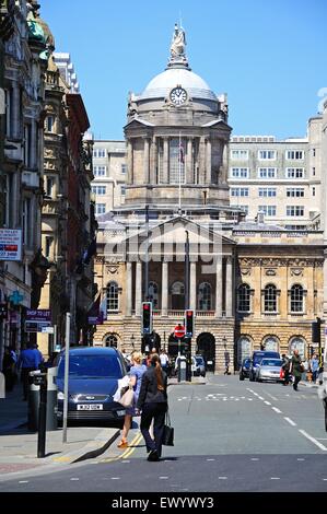 Blick entlang der Castle Street Richtung Rathaus am Ende, Liverpool, Merseyside, England, Vereinigtes Königreich, West-Europa. Stockfoto