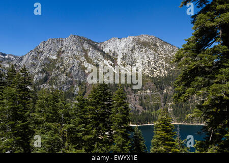 Ansicht eines Berges im Frühling mit frischen grünen Rasen und große Kreuze Felsen in Kalifornien Stockfoto