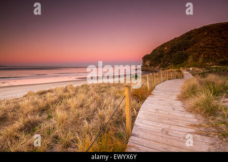 Küsten Gehweg neben dem Strand bei Sonnenuntergang an Bowentown Beach, Neuseeland. Stockfoto