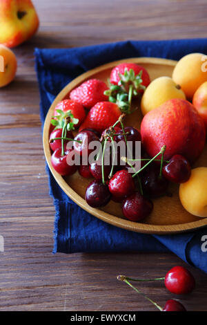 frisches Obst auf Platte Stockfoto